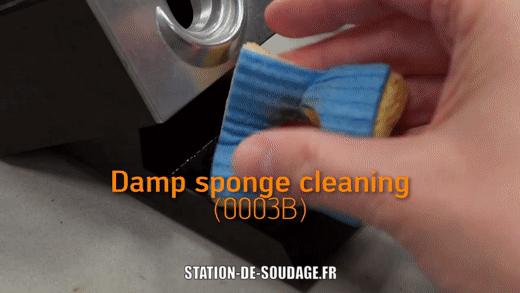 Utiliser une éponge humide et nettoyer la délicatement !